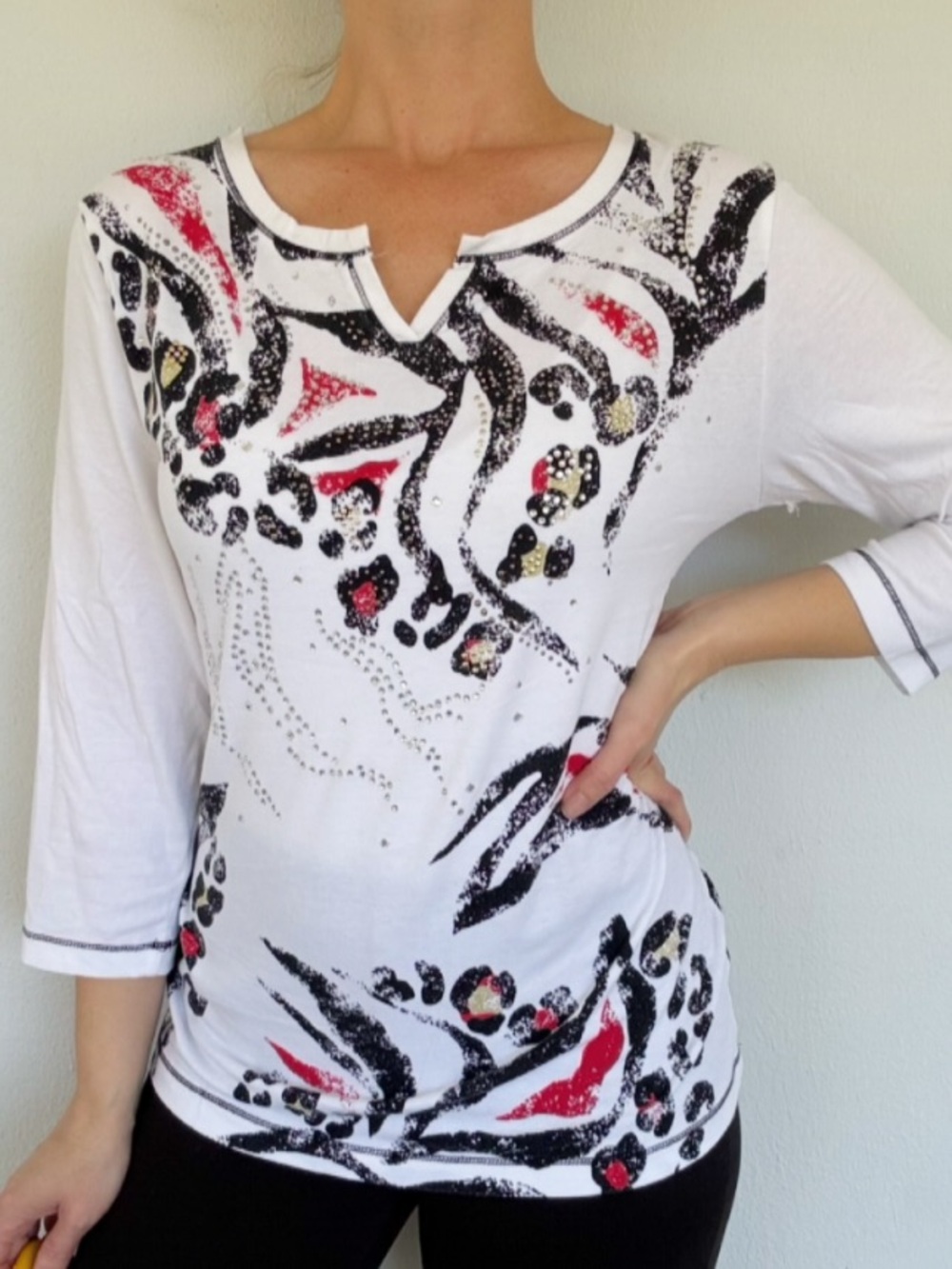 Onque Casuals white red leopard tiger print rhinestone stud tee size large